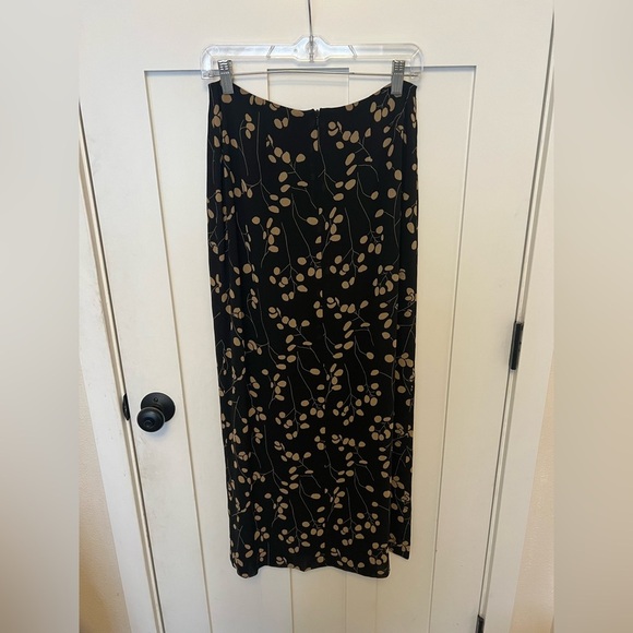 Banana Republic, Women's 6 Rayon midi Skirt, Black with beige Flowers - Picture 3 of 5